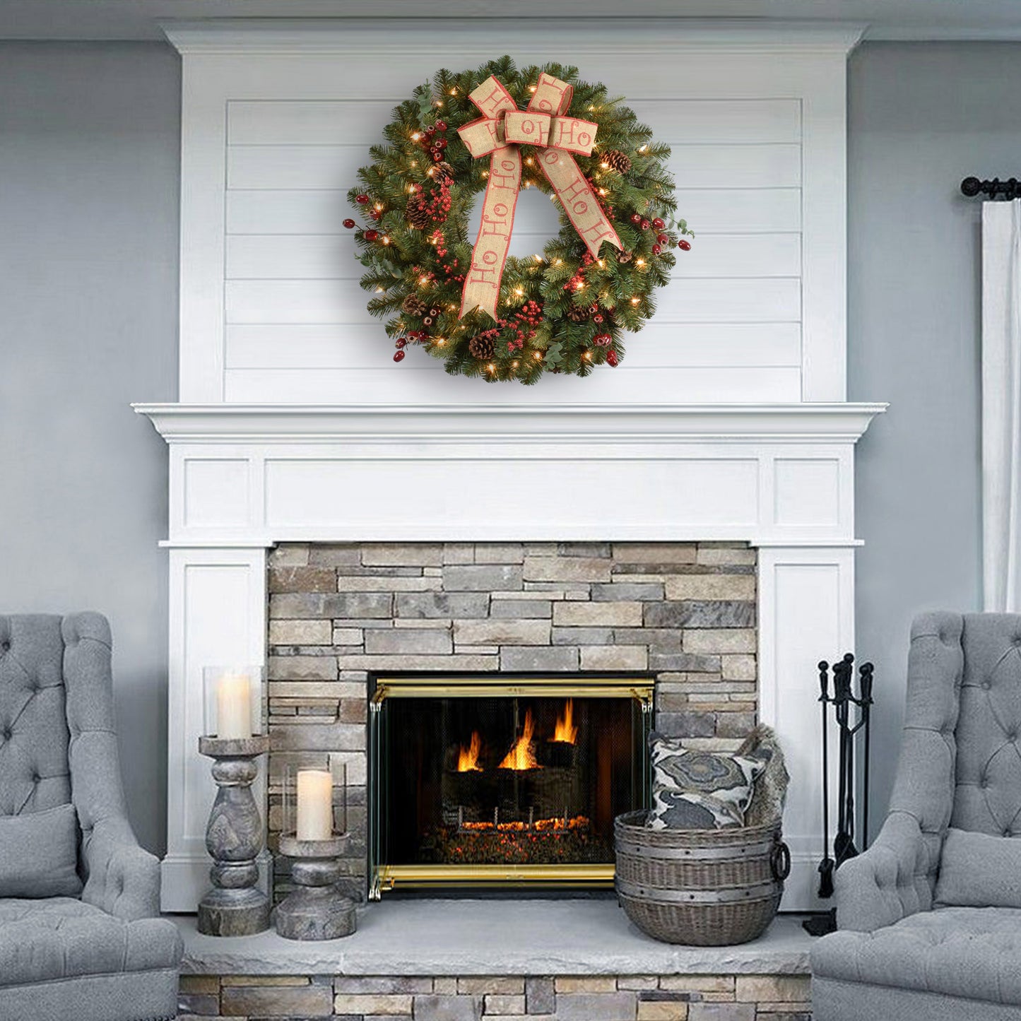 30" Pre-Lit Decorated wreath with 70 Clear Incandescent Lights