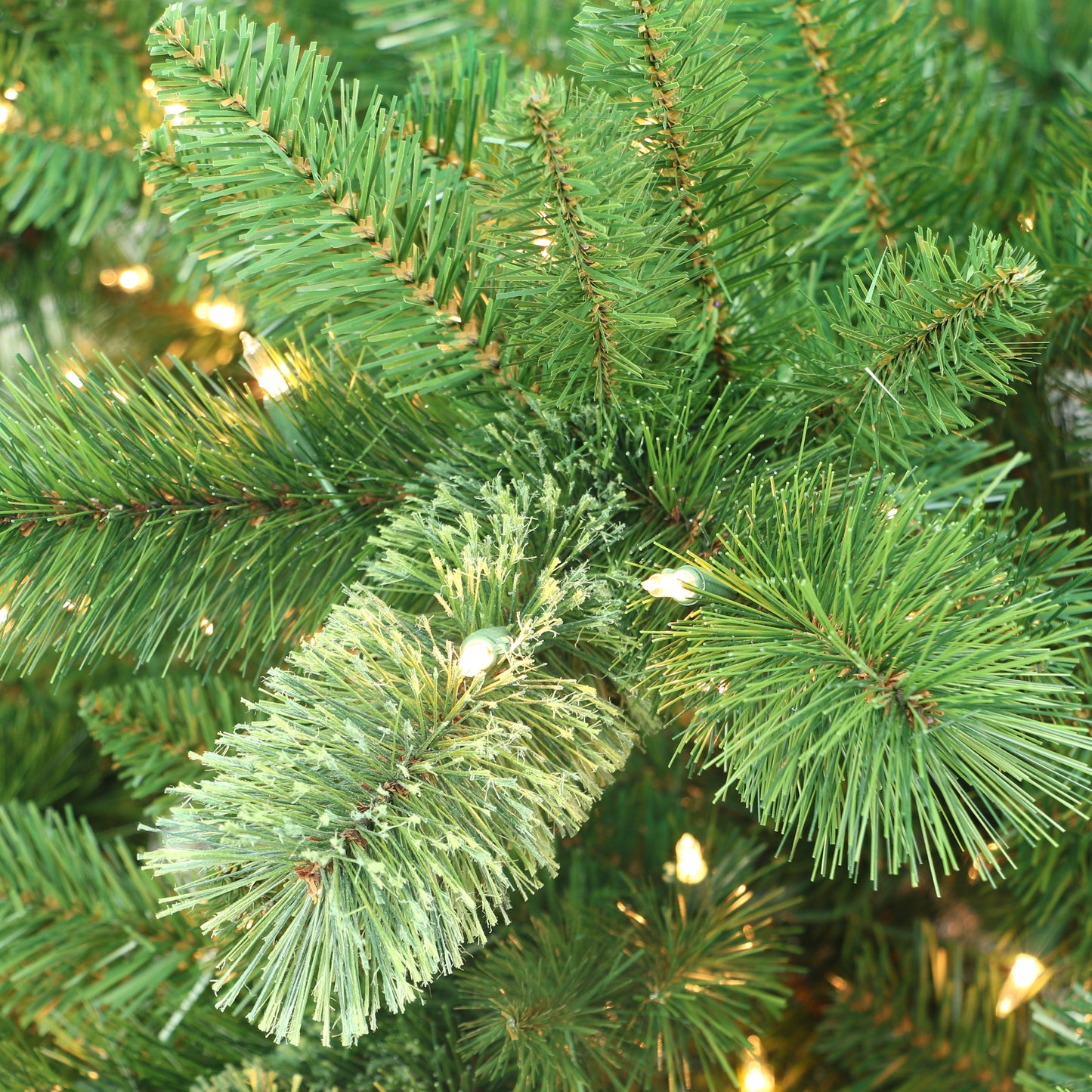 Pre-Lit 7.5' Western Pine Artificial Christmas Tree with 600 Lights, Green
