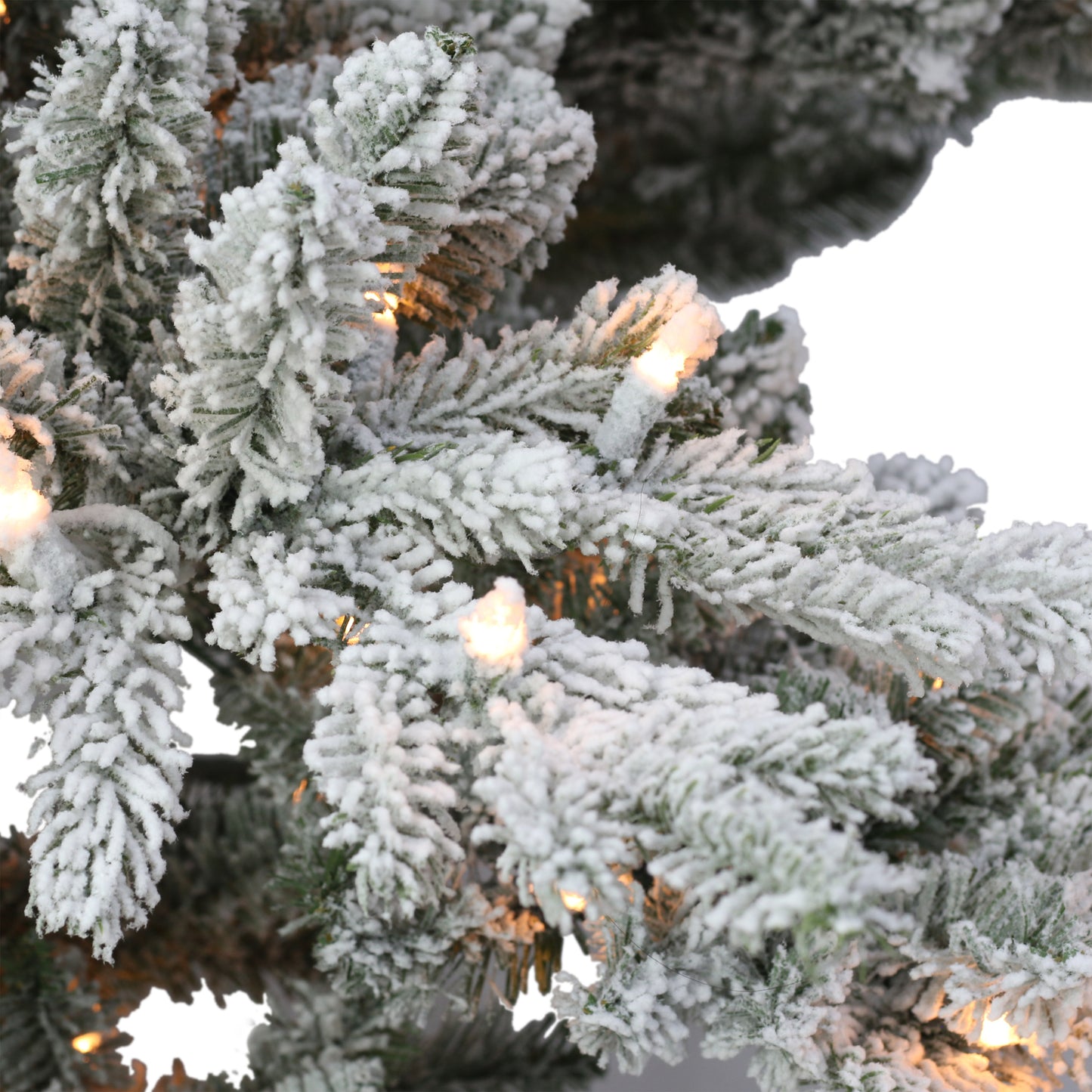 Pre-Lit 7.5' Flocked Utah Fir Artificial Christmas Tree with 500 Lights, Green