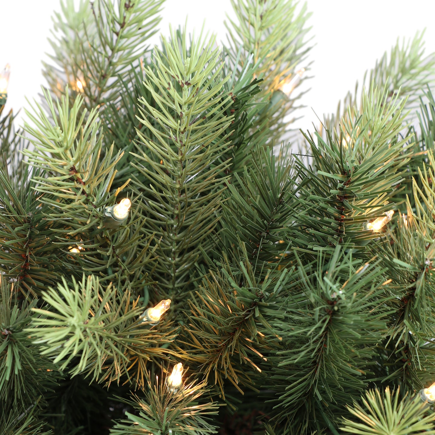 Pre-Lit 7.5' Middleburry Spruce Artificial Christmas Tree with 900 Lights, Green